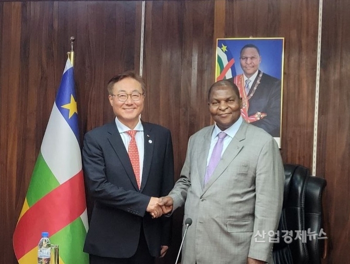 SK이노베이션 김준 부회장(왼쪽)과 중앙아프리카공화국 포스탱 아르샹주 투아데라 대통령이 지난달 31일(현지시간) 중앙아프리카공화국 방기에서 면담 이후 기념사진을 촬영하고 있다. 사진=SK이노베이션
