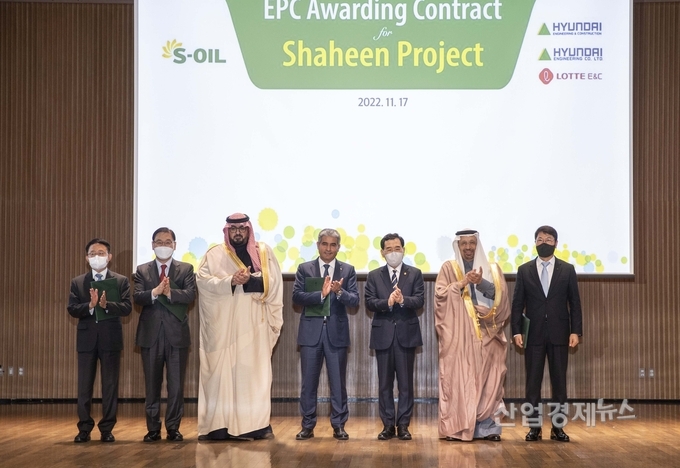 한-사우디 투자포럼이 개최된 대한상공회의소 국제회의장에서 계약 서명식 이후 양국 정부 인사들과 기념촬영을 하고 있는 모습. 사진 왼쪽부터 롯데건설 하석주 대표이사, 현대건설 윤영준 대표이사, 파이샬 알 이브라힘 사우디 경제기획부 장관, 에쓰오일 후세인 알 카타니 대표이사, 이창양 산업통상자원부 장관, 칼리드 알팔레 사우디 투자부 장관, 현대엔지니어링 홍현성 대표이사. 사진=현대건설