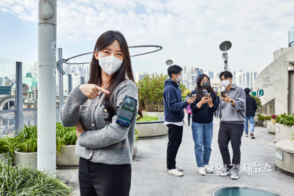 현대오일뱅크 서울사무소 인근 산책로에서 걷기 캠페인에 참여 중인 임직원들. 사진=현대오일뱅크