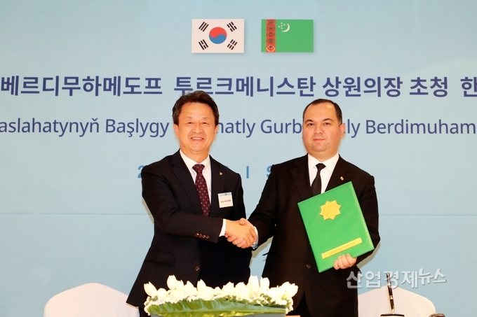 대우건설 백정완 사장과 투르크멘히미야 니야즐리니야즐리예프 투르크멘화학공사 회장이 MOU체결 후 사진촬영을 하고 있다. 사진=대우건설