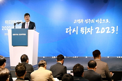 신년사를 전하는 문창기 이디야커피 회장