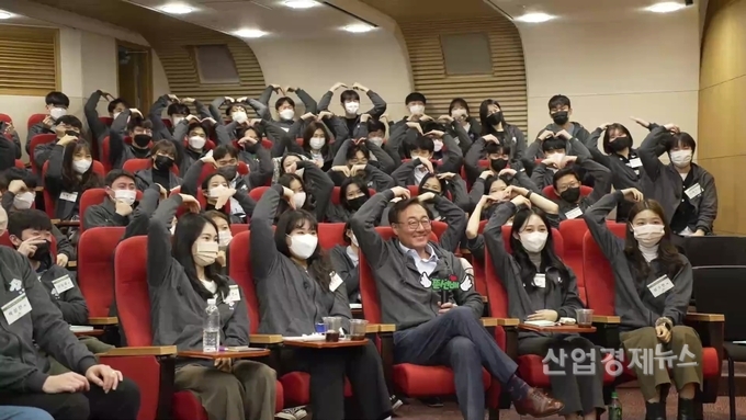 김준 SK이노베이션 부회장(앞줄 왼쪽에서 3번째)이 17일 서울 종로구 SK서린빌딩에서 열린 ‘신입사원과의 대화’를 마무리하고 신입사원들과 기념촬영을 하고 있다. 사진=SK이노베이션