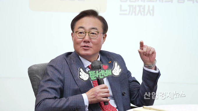 김준 SK이노베이션 부회장이 17일 서울 종로구 SK서린빌딩에서 열린 ‘신입사원과의 대화’에서 신입사원들과 다양한 이야기를 나누고 있다. 사진=SK이노베이션