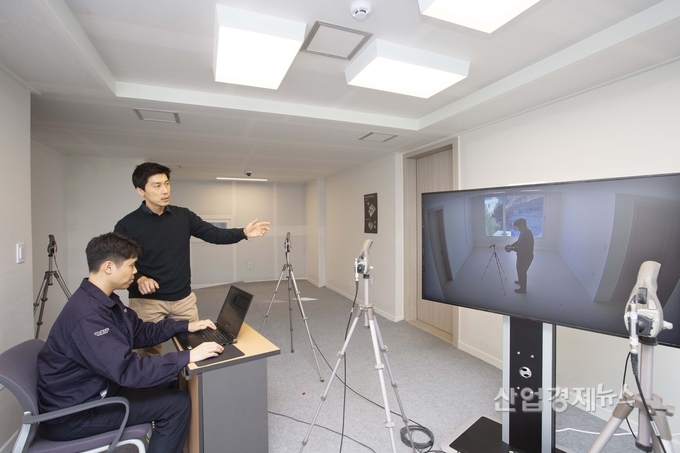 'H 사일런트 랩' 연구원이 층간소음 실험을 하고 있다. 사진=현대건설