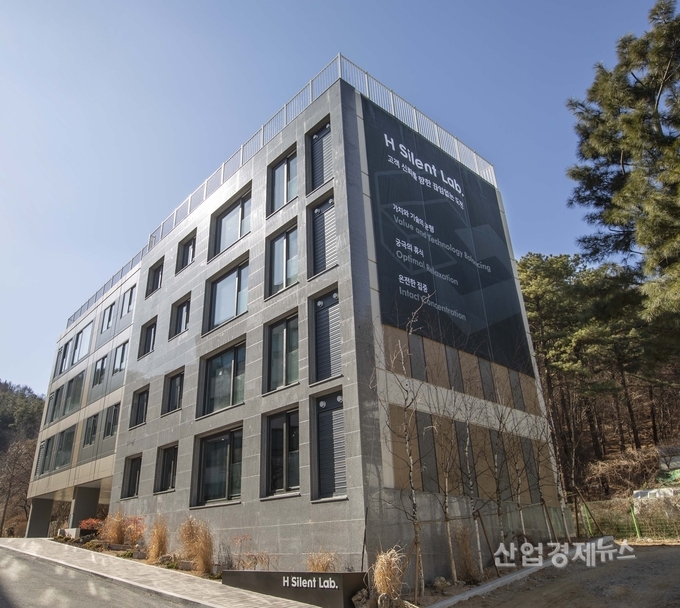 현대건설은 층간소음을 잡기 위해 4층 7세대 규모의 전용랩을 건설했다. 사진=현대건설