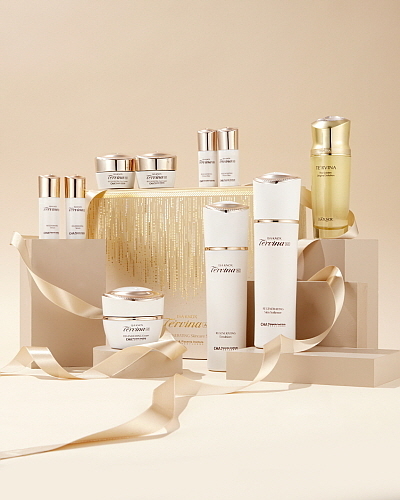 이자녹스 테르비나 AD 3종 스페셜 세트 연출 컷...LG생활건강 제공