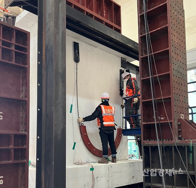 DL이앤씨 직원들이 수직증축 리모델링의 안전성 문제를 해결할 수 있는 ‘포스트텐션(Post-Tension) 하중전이공법’을 국내 건설업계 최초로 개발해 검증하고 있다.