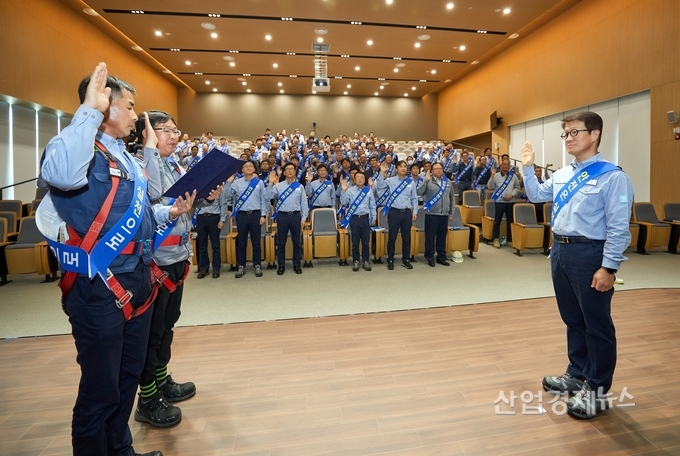 HD현대오일뱅크 주영민 대표이사(오른쪽 맨 앞)와 임직원이 26일 충남 대산 본사에서 열린 2023 정기보수 무재해 결의대회에서 선서하고 있다. 사진=HD현대오일뱅크