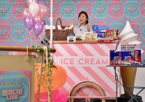 털어가LIVE 방송 모습...<사진=롯데웰푸드 제공>