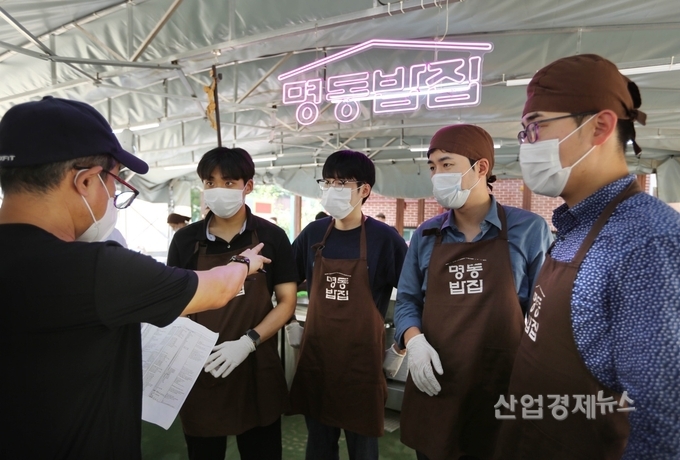 동국제강그룹 임직원 나눔지기봉사단이 명동밥집에서 일일봉사를 진행하는 모습. 사진=동국제강그룹