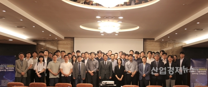 지난 13일 서울 강남구 건설회관에서 열린 ‘스마트건설 얼라이언스 BIM 기술위원회’ 킥오프(Kick Off) 회의에서 참석자들이 기념 촬영을 하고 있다. 사진=DL이앤씨