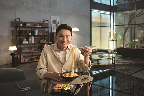 마열라면 모델 황정민 컷...<사진=오뚜기 제공>