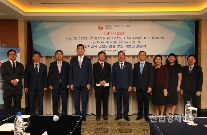 GS건설 최고경영진과 베트남 호치민시 관계자들이 기념사진을 촬영하고 있다. 허윤홍 GS건설 미래혁신대표(왼쪽 네번째), 임병용 GS건설 대표이사(왼쪽 다섯번째), 판 반 마이 베트남 호치민시 인민위원회 위원장(왼쪽 여섯번째), 레 티 현 마이 호치민 기획투자국 국장(왼쪽 일곱번째). 사진=GS건설