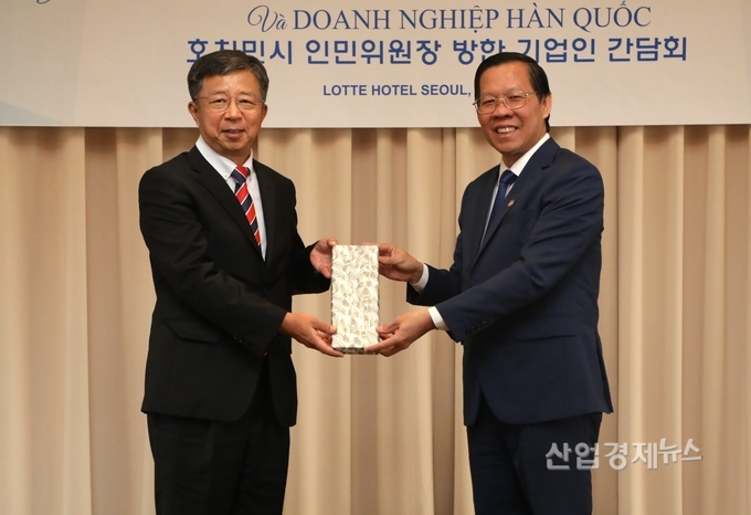 GS건설 최고경영진이 베트남 호치민시 관계자들과 호치민 개발사업 협력방안을 논의한 후 임병용 GS건설 대표이사(사진 왼쪽)과 판 반 마이(Phan Van Mai) 베트남 호치민시 인민위원회 위원장과 기념촬영을 하고 있다. 사진=GS건설