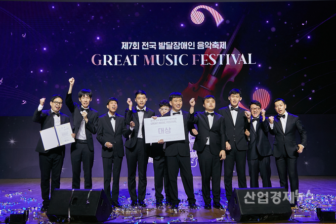 대상 수상자인 ‘파라솔 클라리넷 앙상블’ 팀이 기념 사진을 촬영하고 있다.