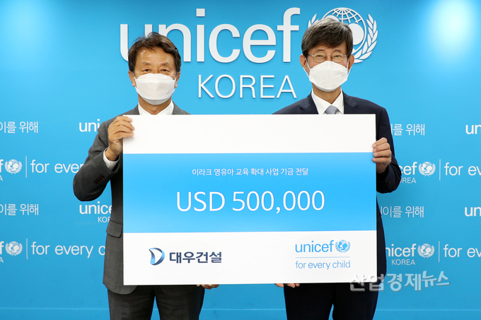 지난해 8월 대우건설 백정완 대표이사(왼쪽)와 유니세프한국위원회 이기철 사무총장(오른쪽)이 협약을 체결했다. 사진=대우건설