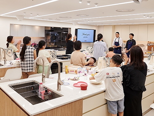 고객 참여 쿠킹클래스 진행 모습...<사진=bhc그룹 아웃백 제공>