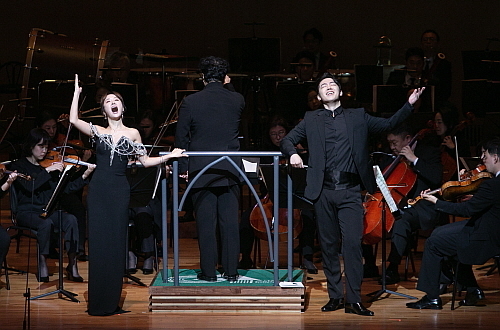 소프라노 박혜상과 베이스바리톤 길병민의 듀엣곡 열창 모습...<사진=동서식품 제공>