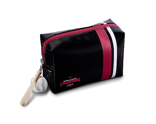 키링 유광 파우치 이미지 컷...<사진=LG생활건강 제공>