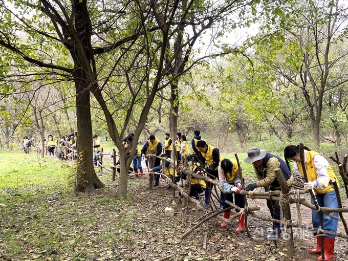 DL이앤씨 임직원들이 서울 여의도 여의샛강생태공원을 찾아 수달 서식처 보호 활동을 진행하고 있다. 사진=DL이앤씨