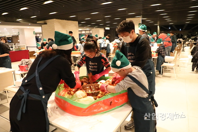 김장김치 봉사활동에 참여한 GS건설 임직원 가족이 김치를 담그고 있다. 사진=GS건설