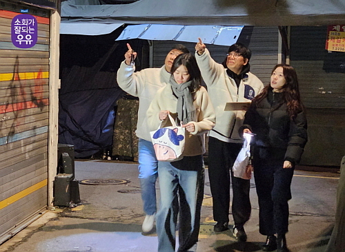 이른 새벽 안부우유 배달에 나선 매일유업 임직원들...<사진=매일유업 제공>