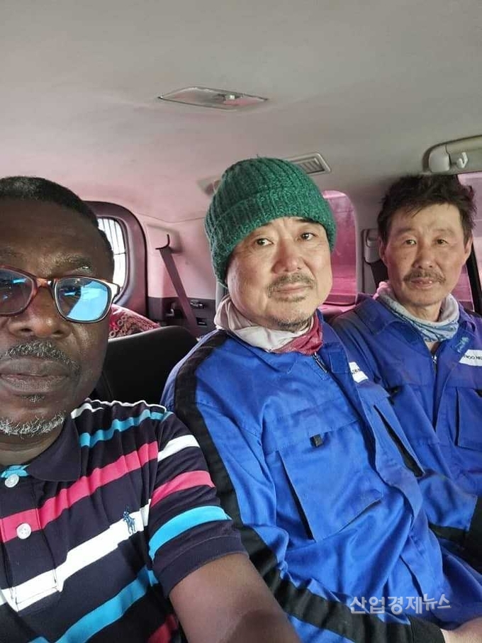 피랍에서 풀려나 이동중인 대우건설 직원. 사진=대우건설