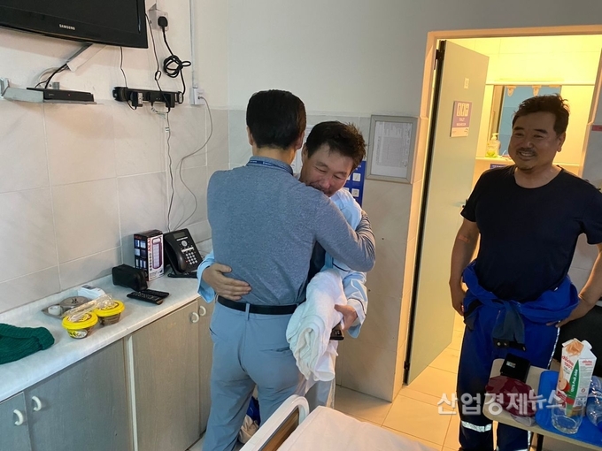 피랍직원들이 풀려나 대우건설 조승일 플랜트사업본부장과 만나는 모습