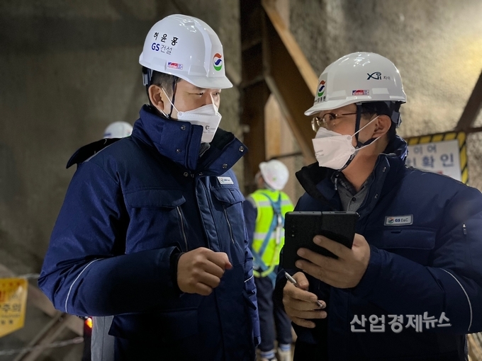 허윤홍 GS건설 대표(사진 왼쪽)가 4일 신림~봉천 터널도로건설공사 현장에서 현장 관계자의 이야기를 청취하고 있다. 사진=GS건설