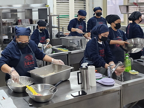 이천 BBQ치킨 대학에서 치킨 조리 실습중인 필리핀 마스터프랜차이즈 관계자 및 현지 매장 관계자들...<사진=BBQ 제공>