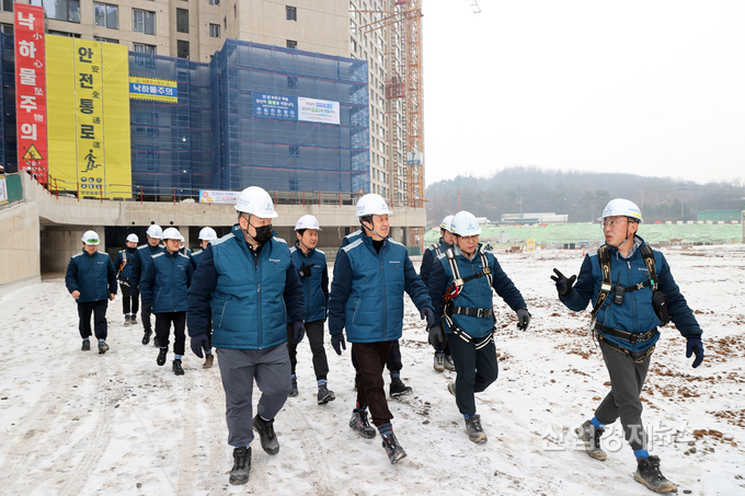 대우건설 백정완 사장 등 경영진이 현장 점검을 하고 있다. 사진=대우건설