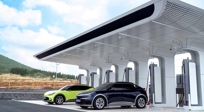 사진 설명= 현대차 그룹은 15일(월)부터 10월 15일(화)까지 제주도에 위치한 롯데렌터카에서 운영하는 현대차·기아·제네시스 전기차에 ‘플러그 앤 차지 테크놀로지(Plug & Charge Technology)’를 적용해 EV 충전 편의성을 높인다.