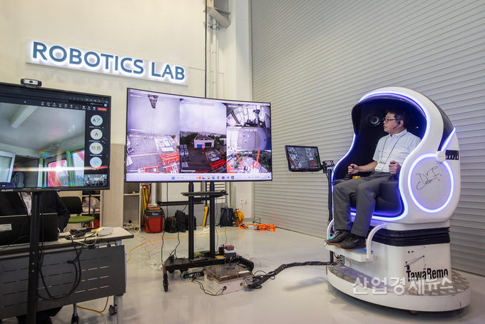 ‘혁신 R&D 건설로봇 기술 시연회’ 중 일본 다케나카社의 원격 타워크레인 시연 모습. 용인 마북에서 원격조정을 통해 오사카 현장의 타워크레인을 제어하는 국가간 장거리 원격시연을 선보였다. 사진=현대건설