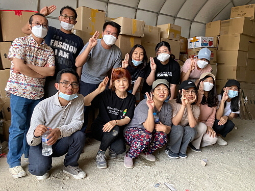 생리대 등 여성 생필품을 지원 받은 미얀마 현지 자원봉사자들...<사진=엘지유니참 제공>