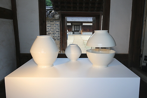 창덕궁에 전시된 바나나맛우유 용기 모티브인 달항아리 작품...출처: 빙그레