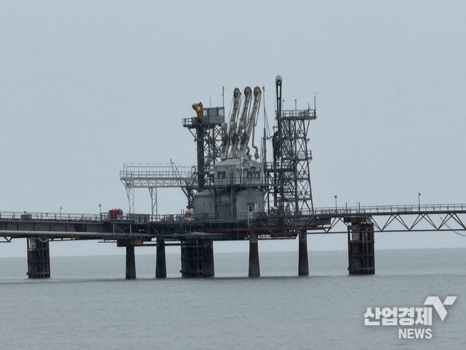 알래스카 니키스키 해변의 기존 LNG선 접안시설