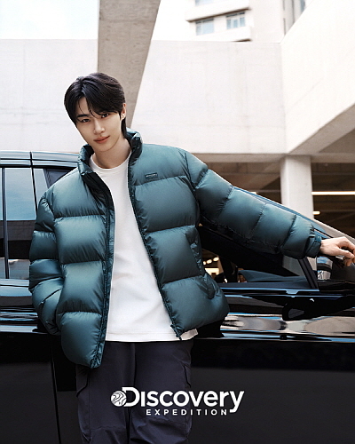 히어로 아이템 ‘반슬리 다운 숏패딩’ 변우석 화보 컷...<사진=F&F 제공>