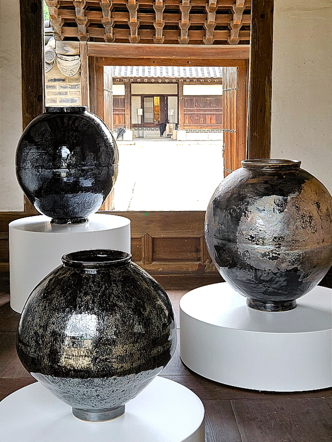 ‘K-헤리티지 아트전, 낙선재遊_이음의 합(合)’에 전시된 흑자 달항아리...<사진=빙그레 제공>